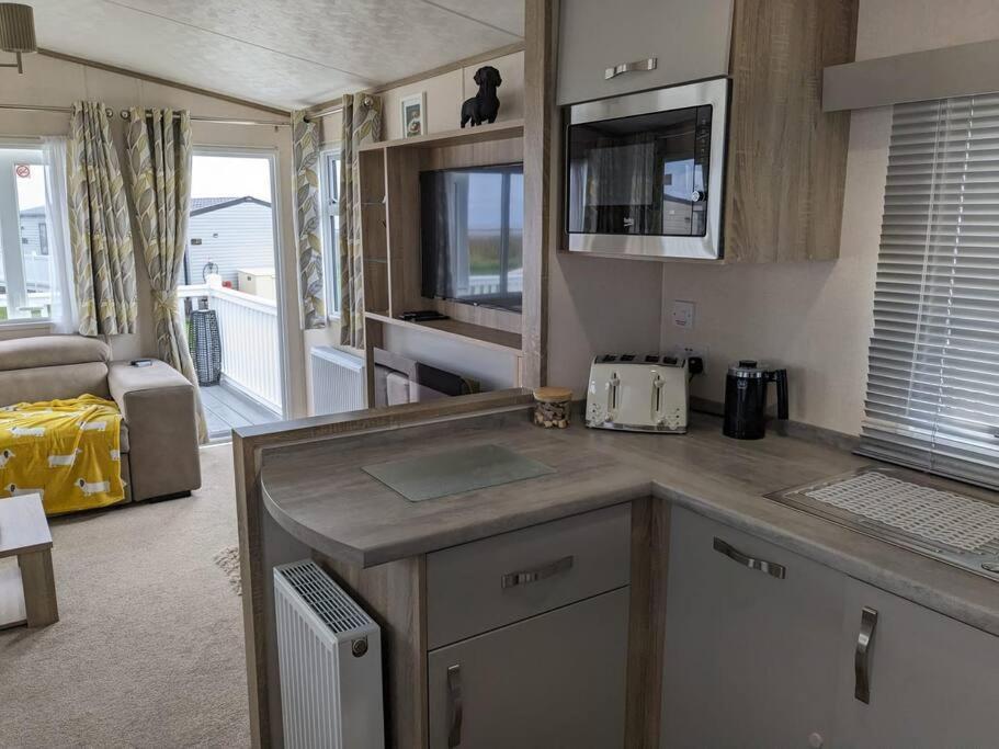 Beautiful Pet Friendly Southerness Caravan With Sea View & Decking Area Mainsriddle Exterior photo
