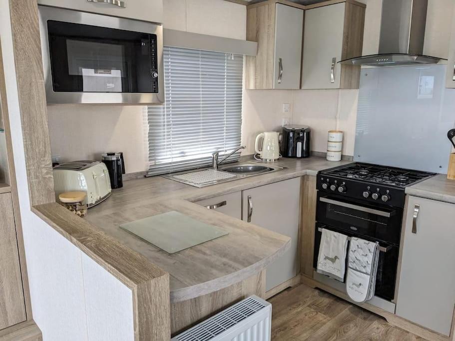 Beautiful Pet Friendly Southerness Caravan With Sea View & Decking Area Mainsriddle Exterior photo