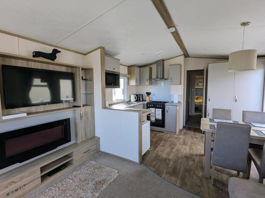 Beautiful Pet Friendly Southerness Caravan With Sea View & Decking Area Mainsriddle Exterior photo
