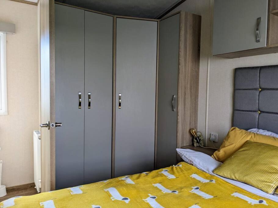 Beautiful Pet Friendly Southerness Caravan With Sea View & Decking Area Mainsriddle Exterior photo