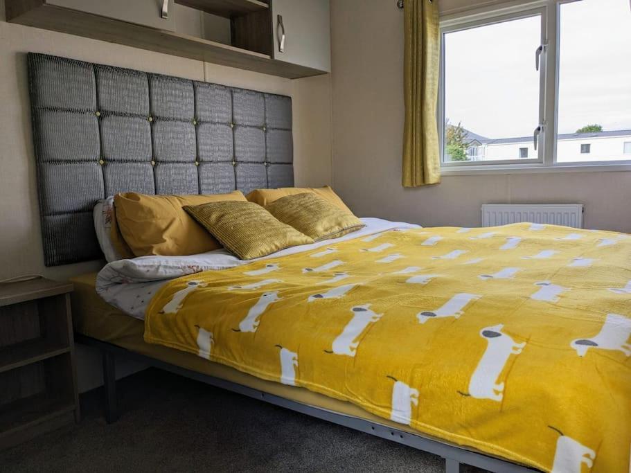 Beautiful Pet Friendly Southerness Caravan With Sea View & Decking Area Mainsriddle Exterior photo