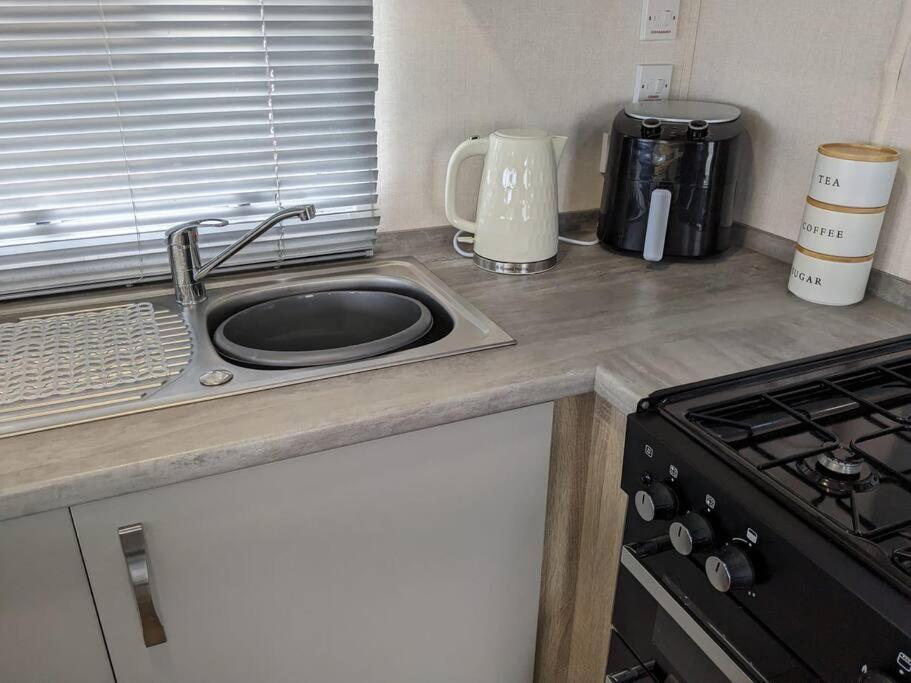 Beautiful Pet Friendly Southerness Caravan With Sea View & Decking Area Mainsriddle Exterior photo