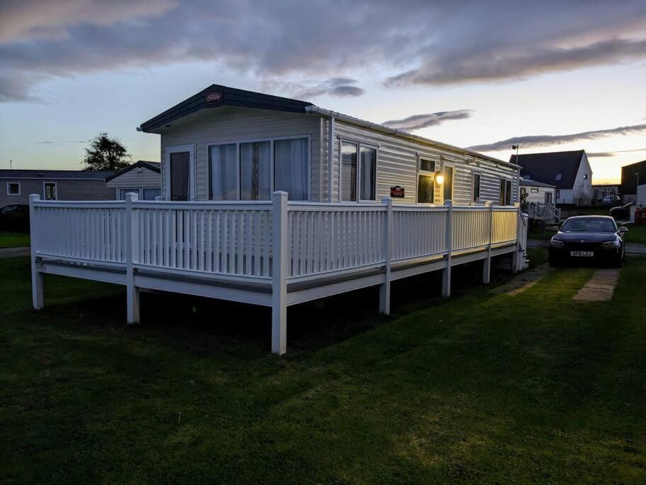 Beautiful Pet Friendly Southerness Caravan With Sea View & Decking Area Mainsriddle Exterior photo